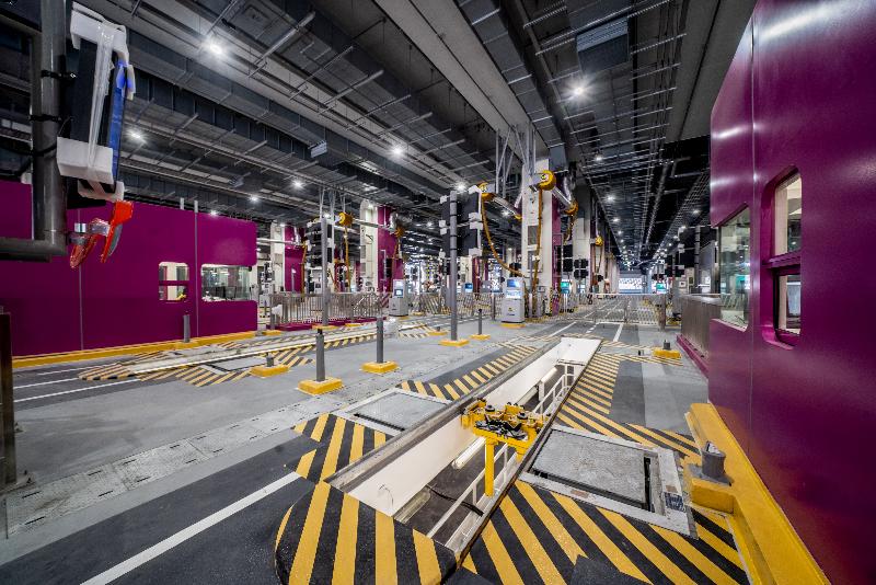 The Transport Department Vehicle Examination Complex is equipped with total 30 inspection lanes and other auxiliary facilities on three floors for conducting examinations of various types of vehicles, inspections for vehicle type approval of new vehicle models and pre-registration examinations of vehicles. Photo shows a part of an inspection lane.