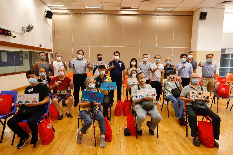 The Transport Department and taxi trade associations arranged taxi drivers to receive a COVID-19 vaccine at the Community Vaccination Centre at Kwun Chung Sports Centre this afternoon (August 7).  They were given a ‘fortune bag’ after getting vaccinated.